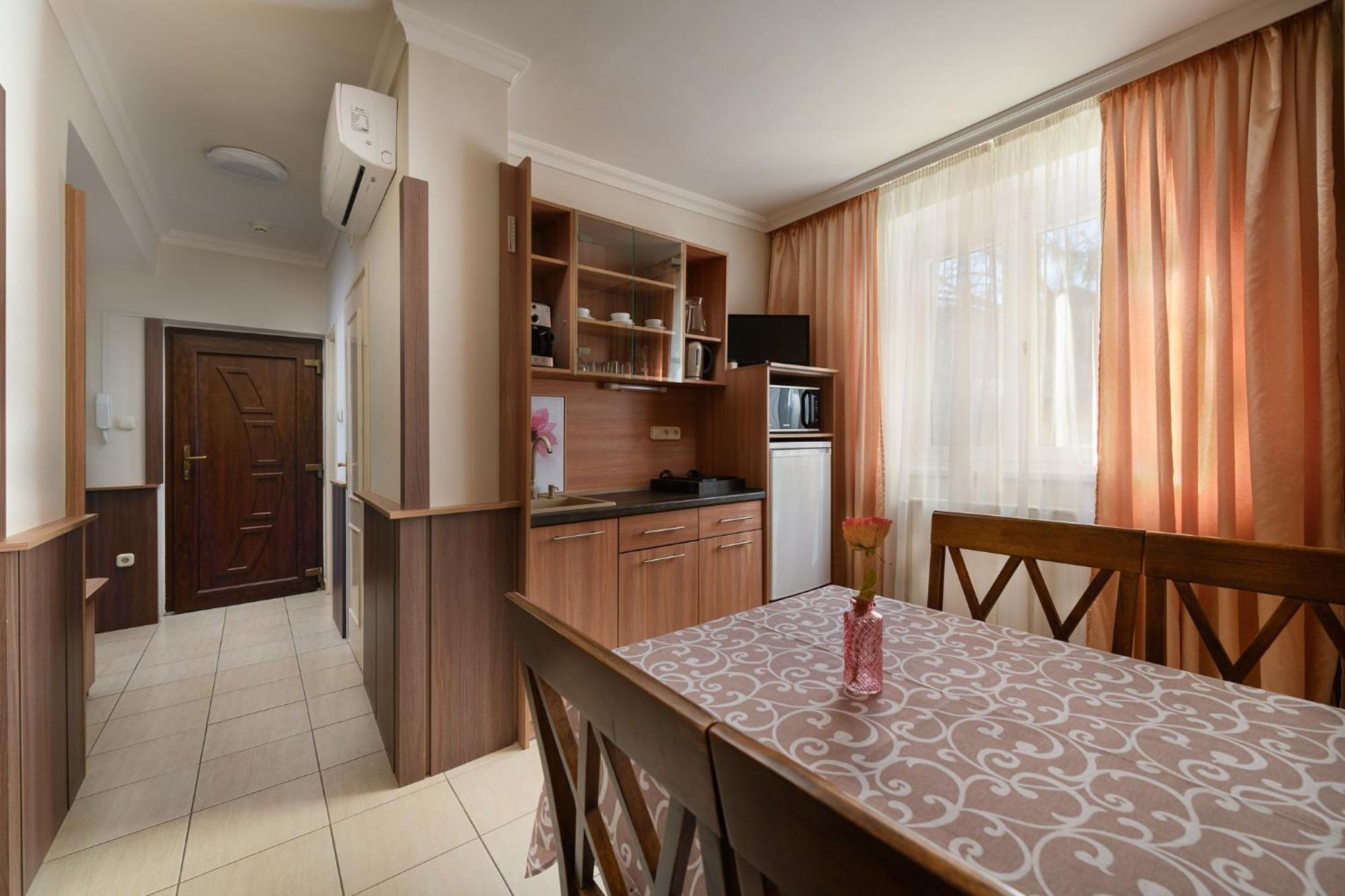 Szilfa Etterem Mariann Apartman Hajduszoboszlo Exterior photo
